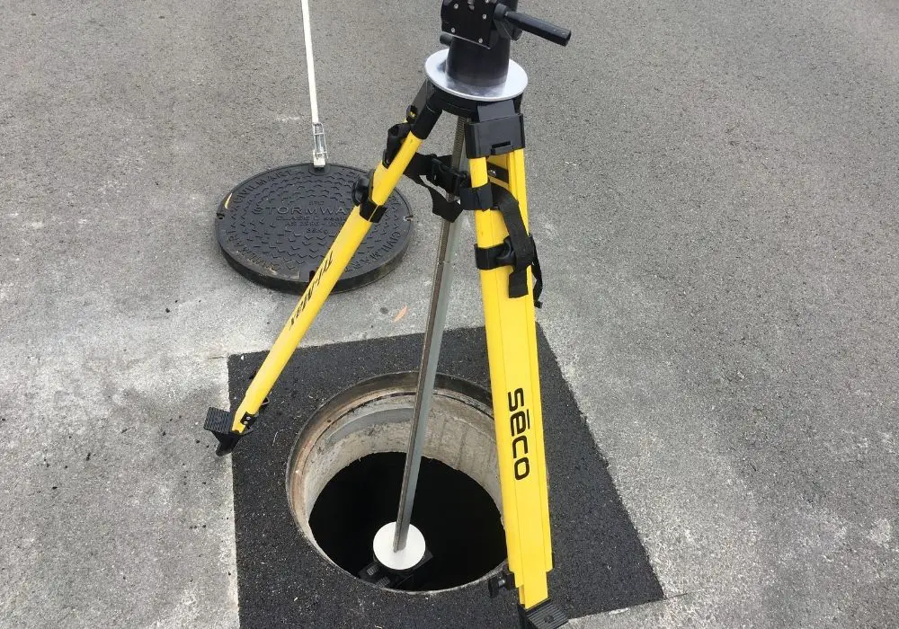 Trimark tripod with laser scanner in stormwatermanhole 210227