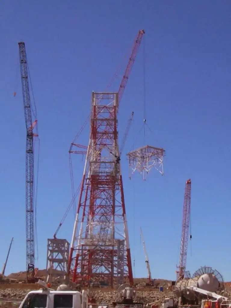 230312 Crawler crane liftin g flare towner module in place
