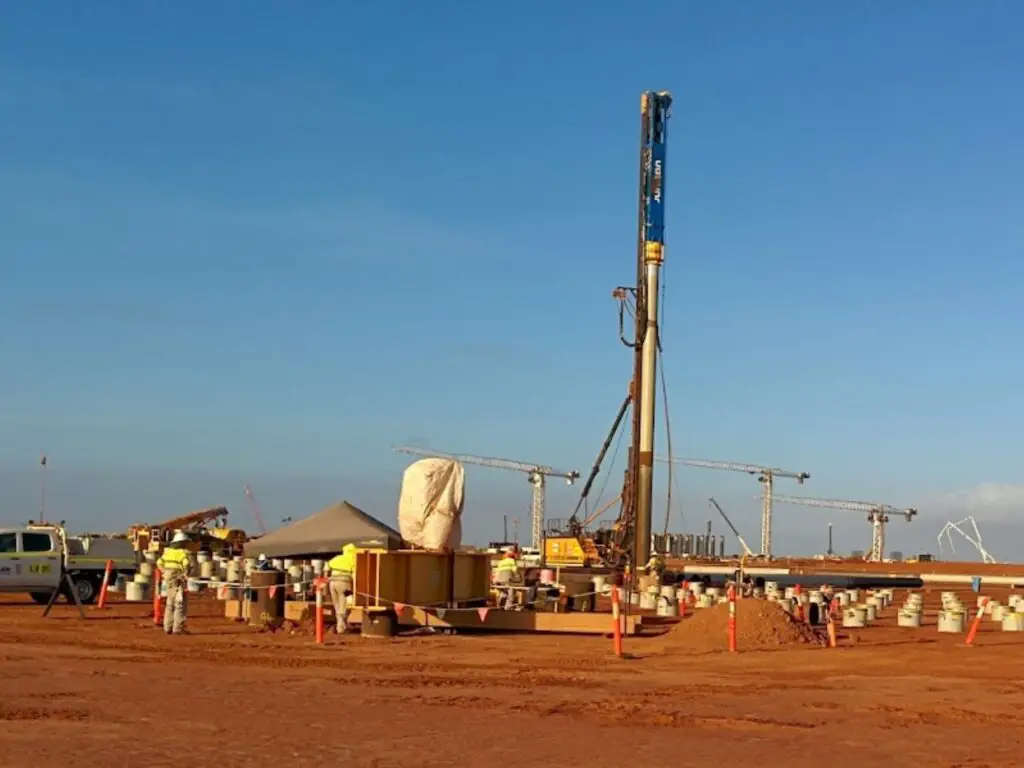 230312 Piling rig on lng construction site