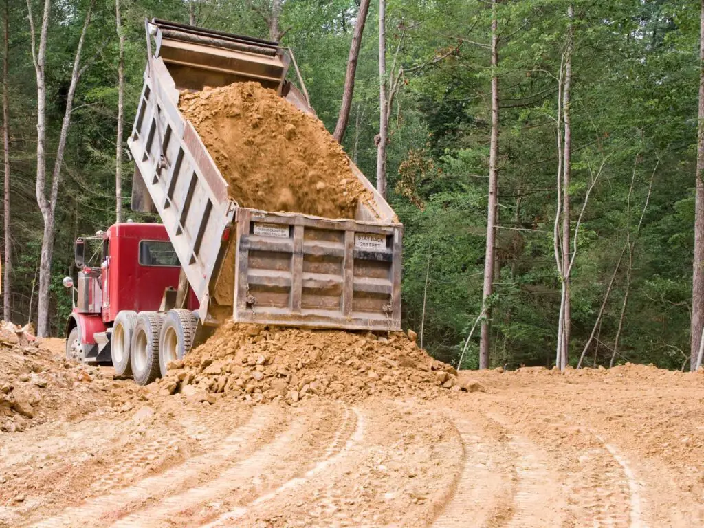 230316 Dump truck emptying fill material